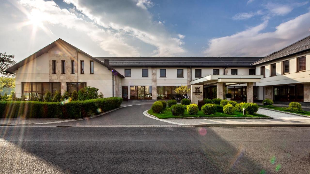 Hotel Amazonka Conference And Spa Цехоцинек Екстериор снимка