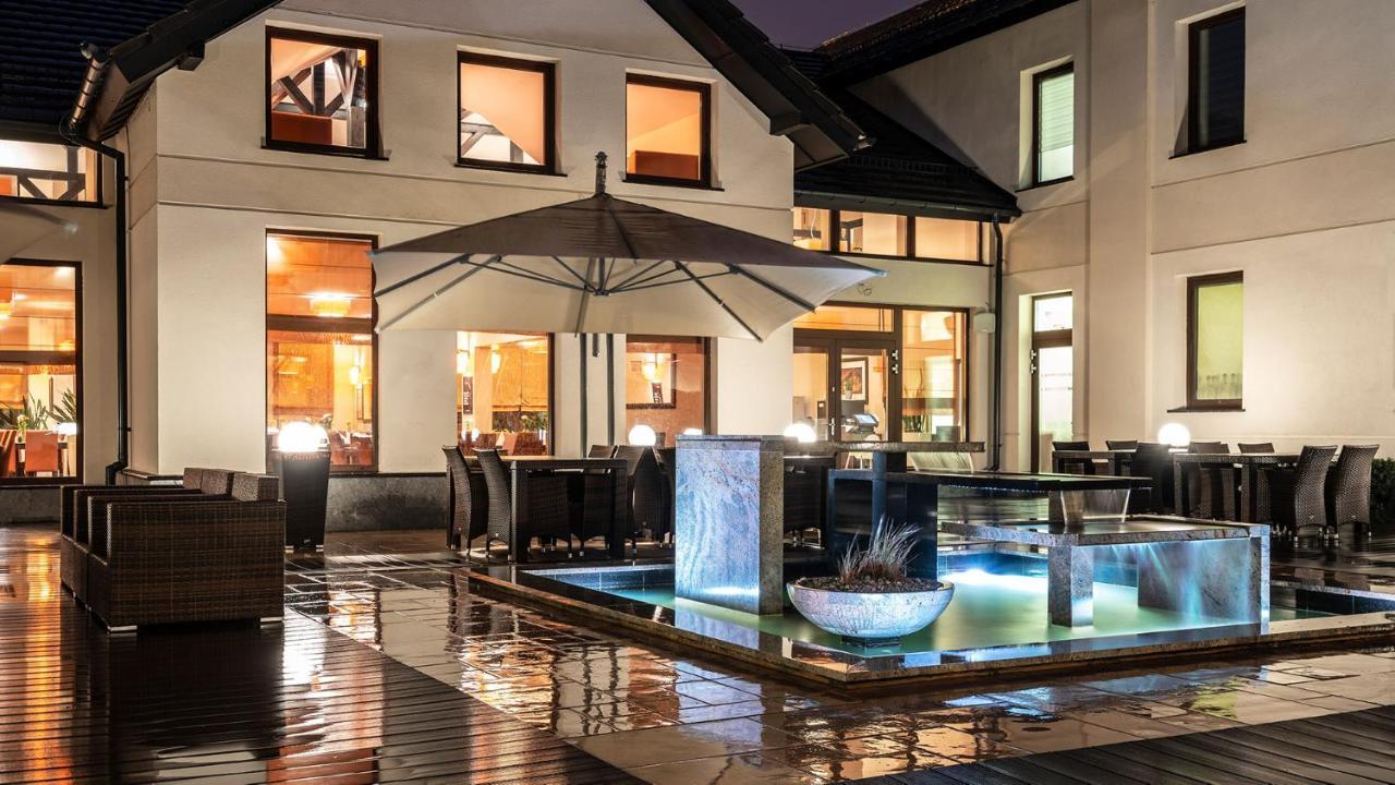Hotel Amazonka Conference And Spa Цехоцинек Екстериор снимка