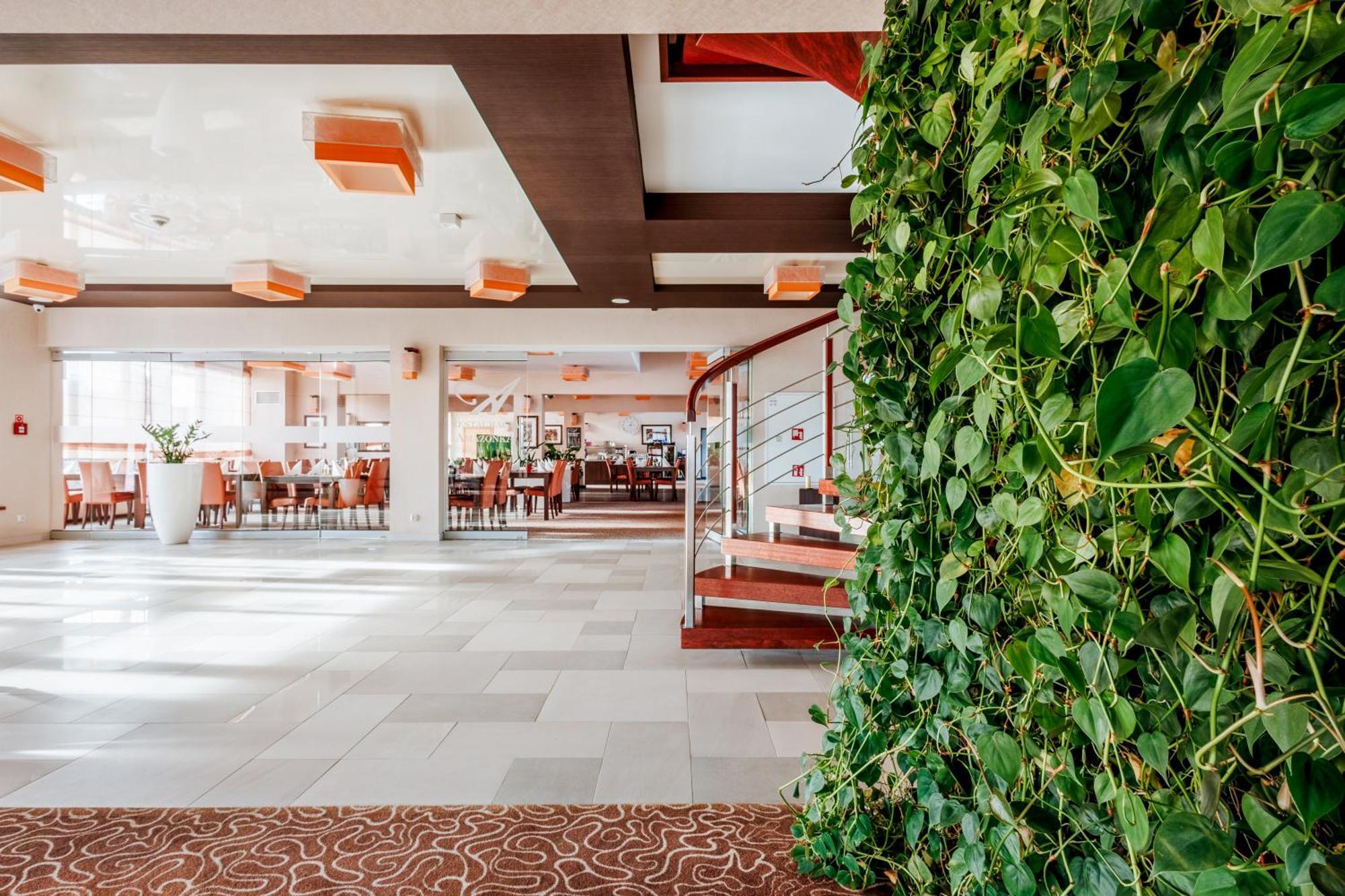 Hotel Amazonka Conference And Spa Цехоцинек Екстериор снимка