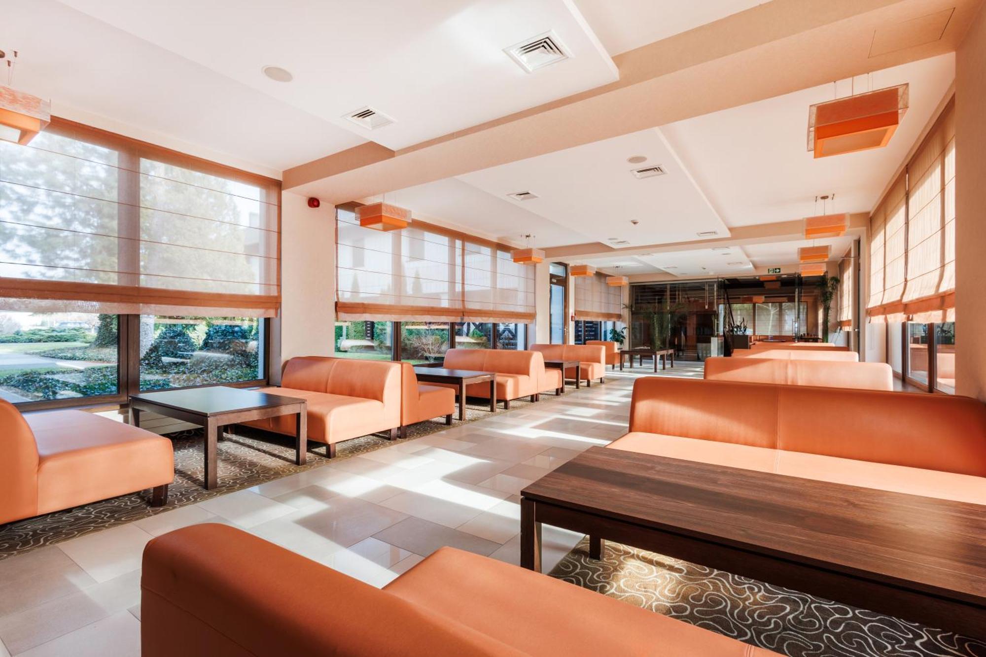 Hotel Amazonka Conference And Spa Цехоцинек Екстериор снимка