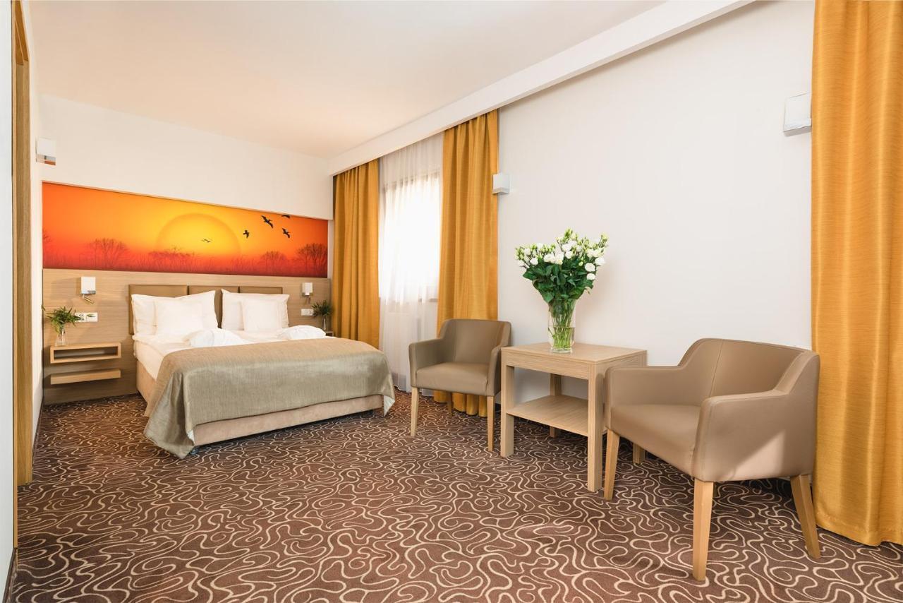 Hotel Amazonka Conference And Spa Цехоцинек Екстериор снимка