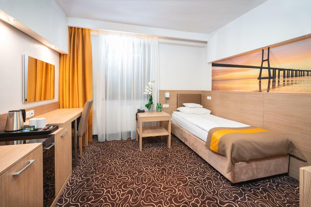 Hotel Amazonka Conference And Spa Цехоцинек Екстериор снимка