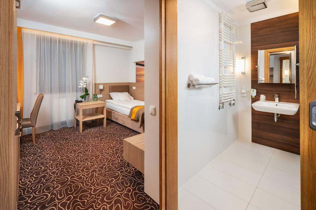 Hotel Amazonka Conference And Spa Цехоцинек Екстериор снимка
