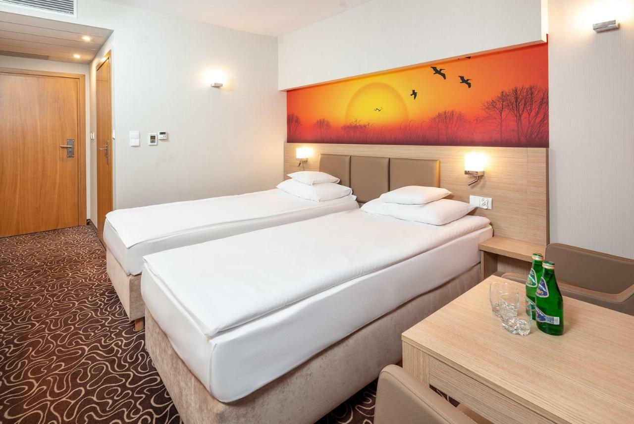 Hotel Amazonka Conference And Spa Цехоцинек Екстериор снимка